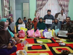 Alfamart Berbagi Bersama GenPI Lampung dan Payungi di Kota Metro