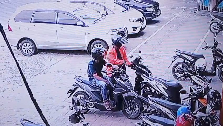 Aksi Pencuri Gasak Motor Terekam CCTV di Metro