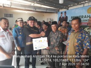 Anggota DPRD Metro A. Cahyadi Lamunyai dan Hadi Kurniadi Hadiri Penyerahan Bantuan Traktor Secara Simbolis