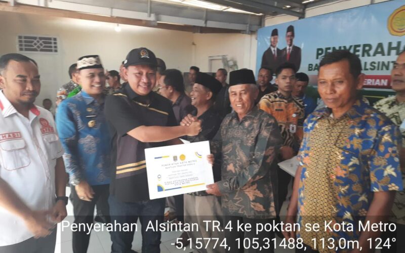 Anggota DPRD Metro A. Cahyadi Lamunyai dan Hadi Kurniadi Hadiri Penyerahan Bantuan Traktor Secara Simbolis